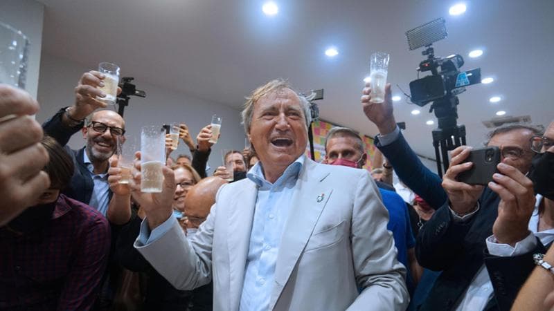 Il sindaco di Venezia Luigi Brugnaro rieletto al primo turno: alla conferenza stampa di oggi 22 settembre nella sede fucsia di Mestre . ANSA/ANDREA MEROLA