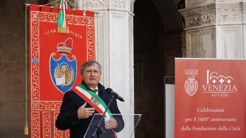 Il sindaco Luigi Brugnaro durante la cerimonia per i 1600 anni di Venezia, nel cortile di Palazzo Ducale, oggi 25 marzo 2021: secondo la leggenda, Venezia venne fondata con la costruzione della chiesa di San Giacomo, primo edificio pubblico in pietra, a mezzogiorno del 25 marzo 421, giorno di Venerdì Santo. ANSA/ANDREA MEROLA                               