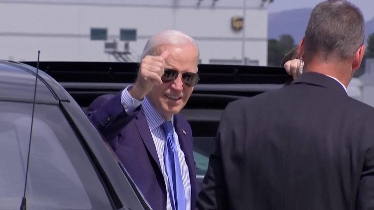 Biden, positivo al Covid, dice "Mi sento bene" prima di salire lentamente sull'Air Force One