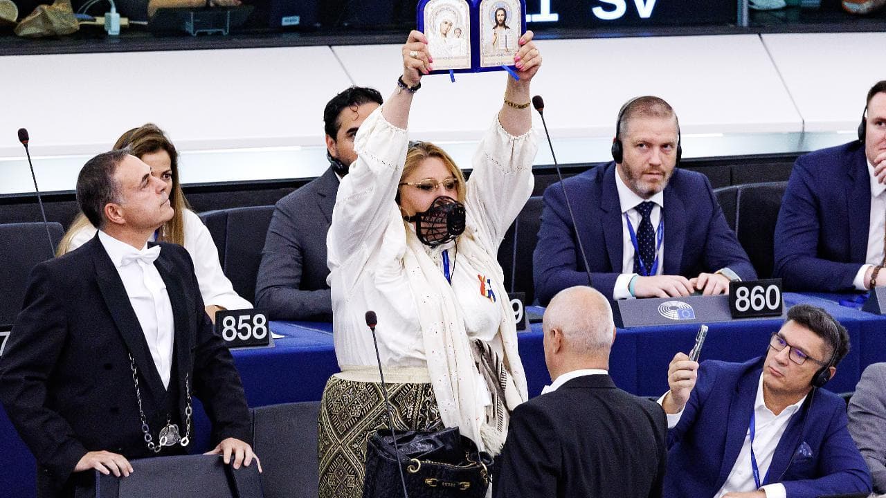 Con una museruola grida in Aula, espulsa l'eurodeputata dell'ultradestra rumena