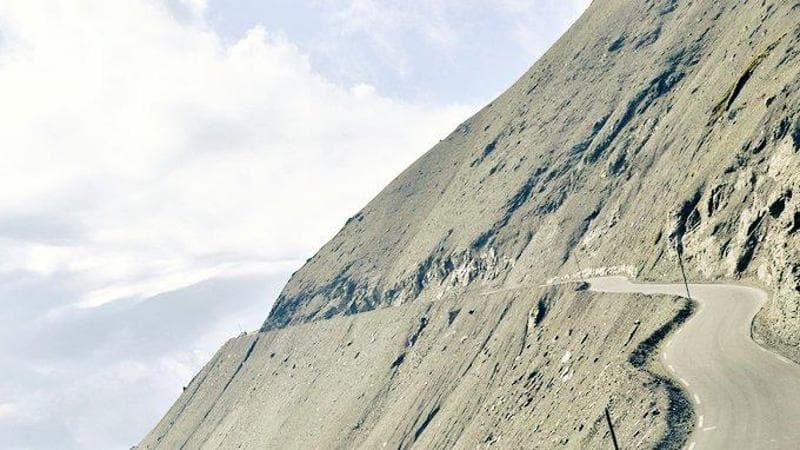 Il Tour va sulla luna: i tornanti della Bonette tra cadute e polvere