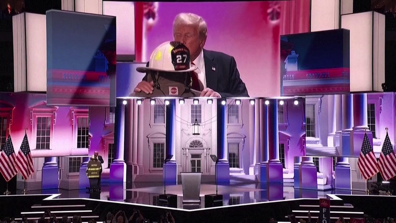Convention repubblicana, Trump bacia la divisa del vigile del fuoco ucciso nell'attentato