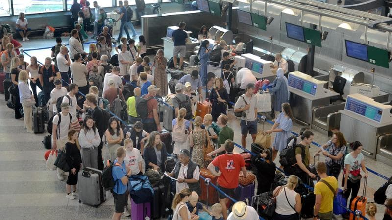 Crowdstrike down, problemi nei trasporti aerei e ferroviari. Frattasi: “Ancora 24 ore per la normalità”. Le news in diretta