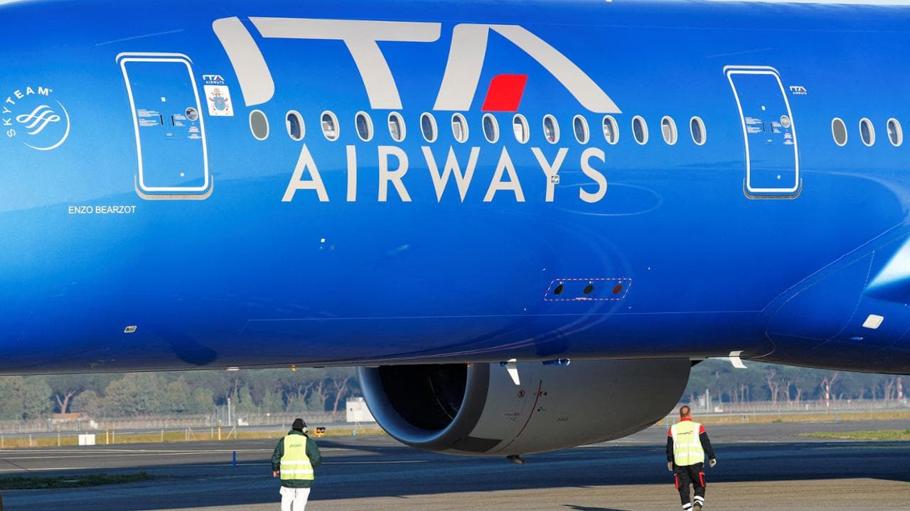 FILE PHOTO: An Italian carrier Italia Trasporto Aereo (ITA Airways) plane is checked by workers at Fiumicino airport in Rome, Italy, January 31, 2023. REUTERS/Remo Casilli/File Photo