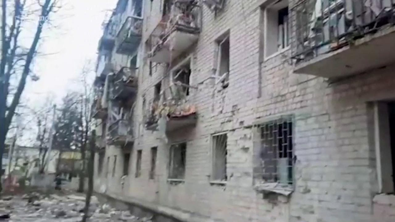 Bombardamenti su Kharkiv: colpiti diversi palazzi. Le autorità: "Ci sono morti e feriti"