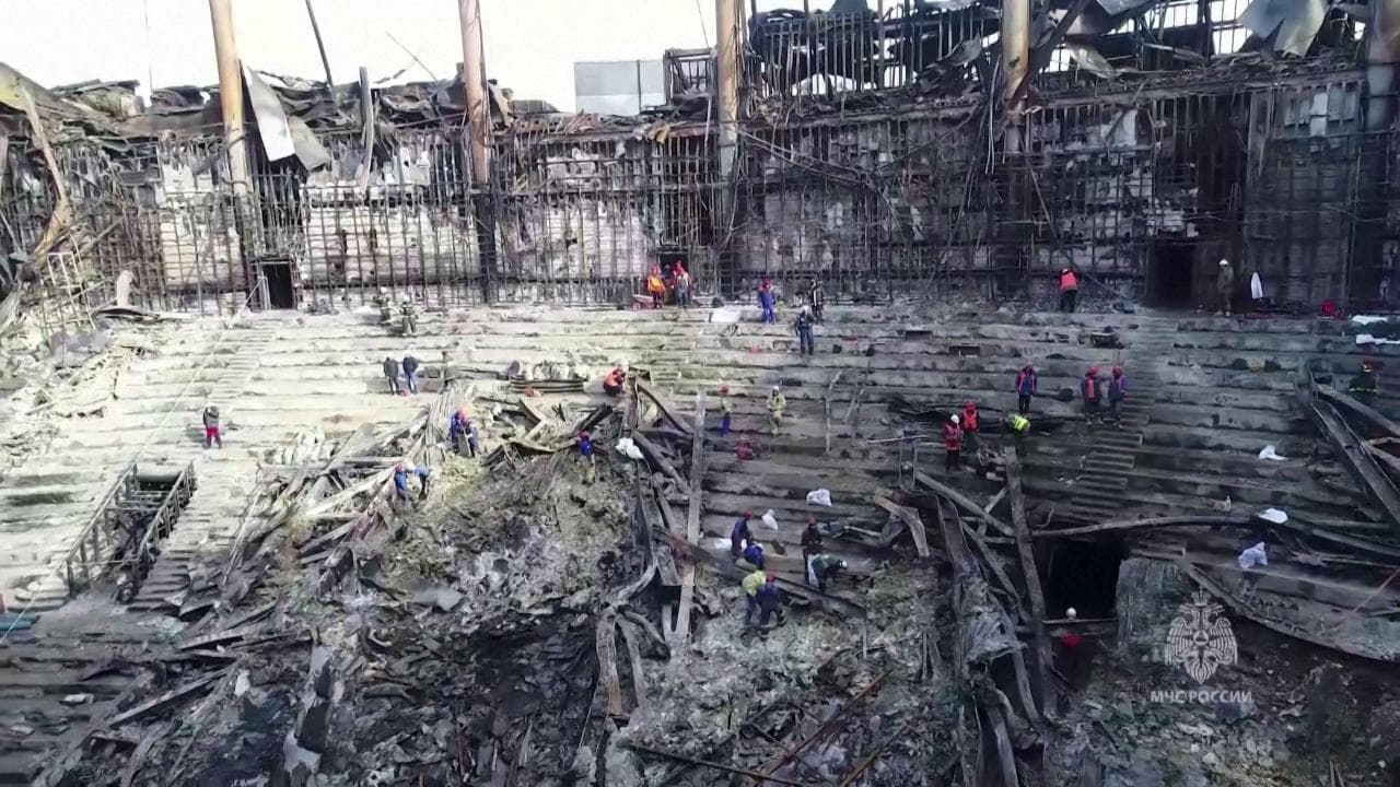 Attentato a Mosca, la sala da concerto bruciata: il drone vola sopra 900 metri cubi di macerie