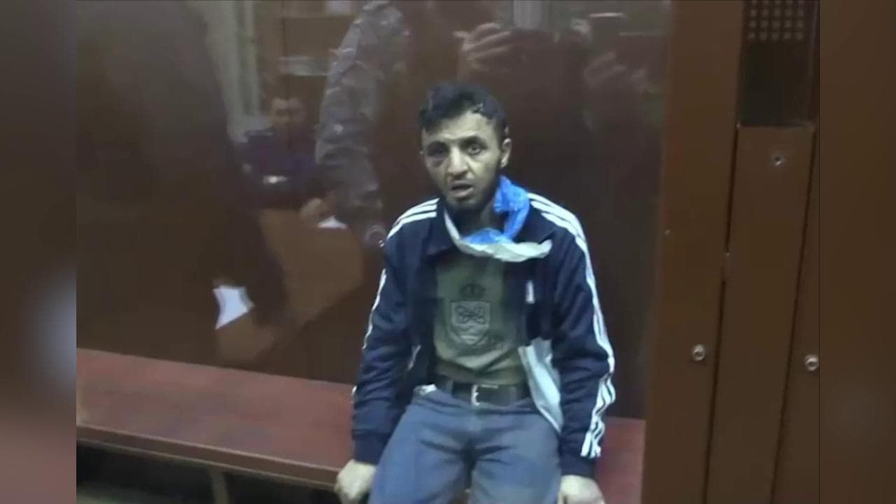 Attentato a Mosca, presunto terrorista in tribunale con il volto tumefatto: "Non parla russo"