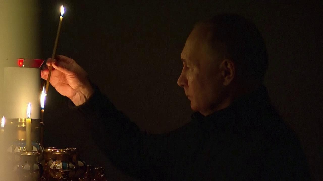 Strage a Mosca, Putin rende omaggio alle vittime in un video diffuso dal Cremlino