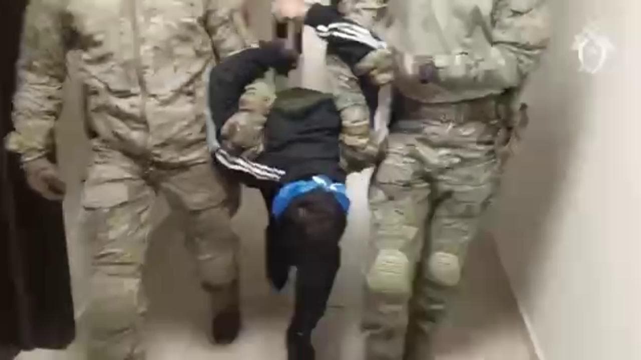 Mosca, bendati e ammanettati: i presunti terroristi trascinati dai militari verso gli interrogatori