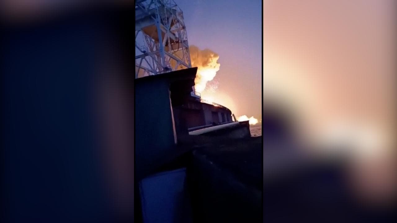 Russi colpiscono 8 volte la più grande diga ucraina: il video dell'attacco