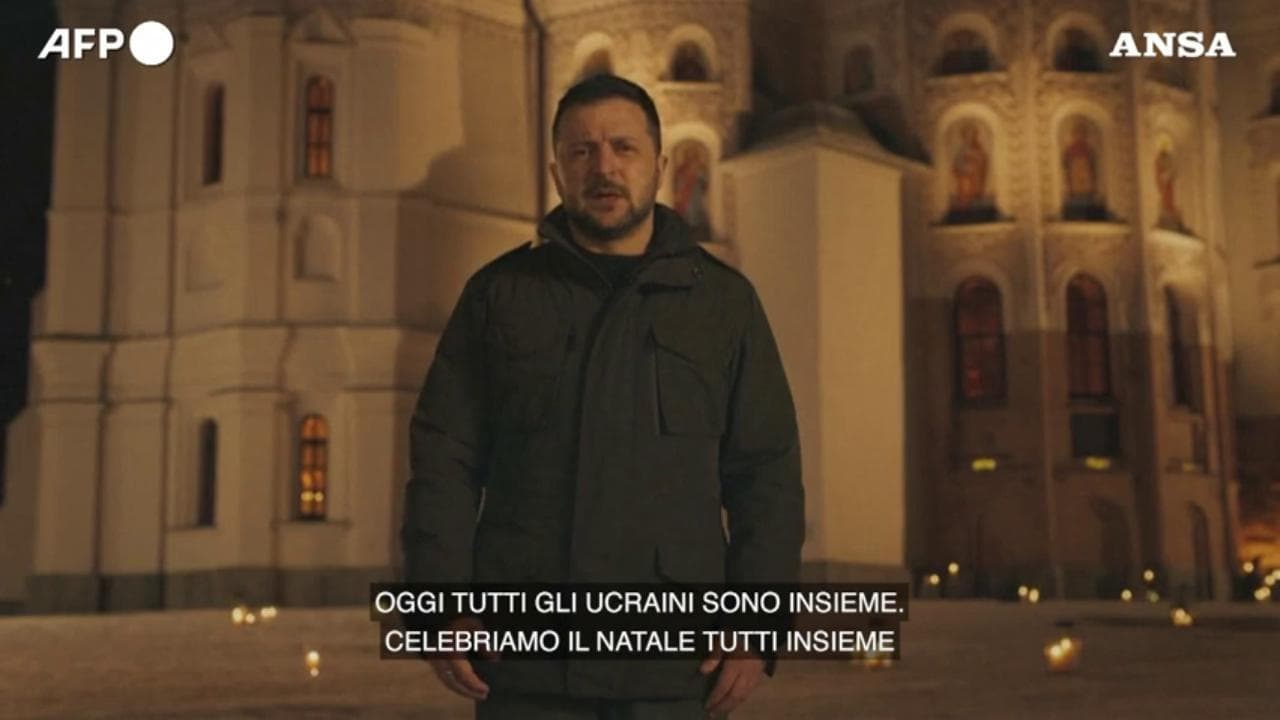 Gli auguri di Zelensky all'Ucraina, che celebra il Natale per la prima volta il 25 dicembre (dal 1917)