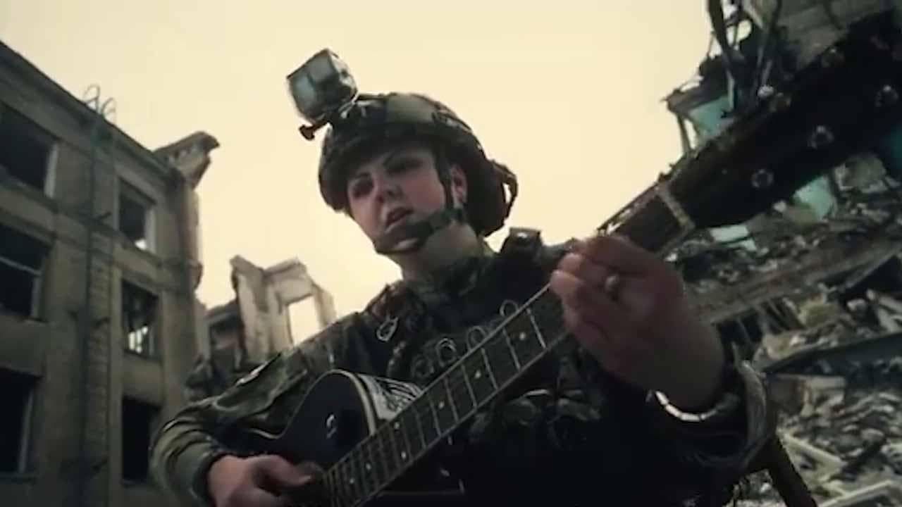 "War is NOT over": i soldati ucraini cantano le canzoni di Natale tra le macerie