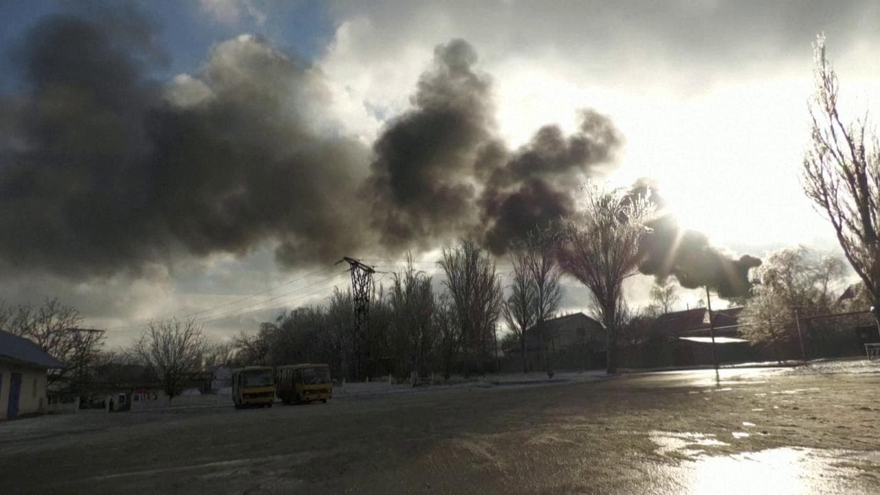 Missile colpisce serbatoio di petrolio a Donetsk: le immagini dell'incendio