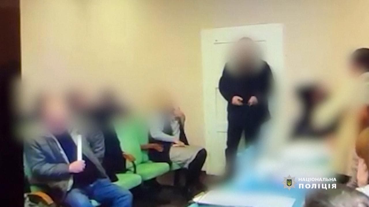 Ucraina, consigliere entra e lancia granate durante un consiglio comunale: il video