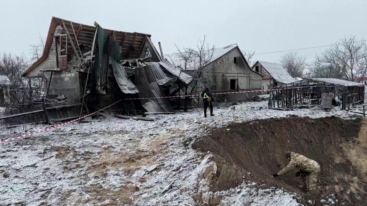 Missili balistici russi a lungo raggio su Kiev: il cratere gigantesco lasciato nel sud-est della capitale