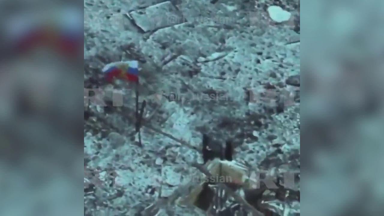 I soldati russi piantano la bandiera a Marinka