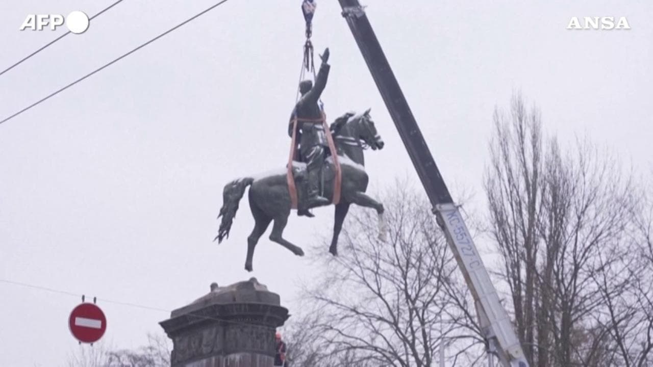 Kiev, smantellata una statua dedicata a un comandante dell'Armata Rossa: finirà in un museo