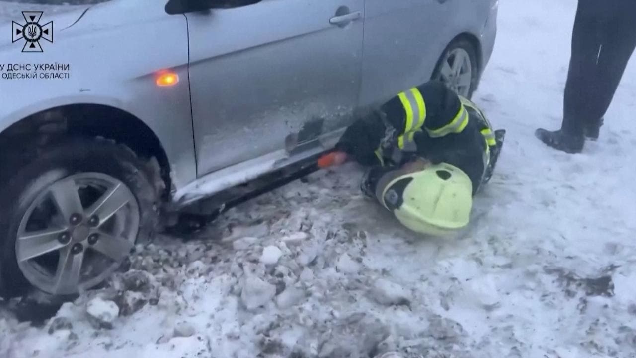 Sull'Ucraina si abbatte una tempesta di neve con cumuli alti fino a due metri: migliaia in difficoltà