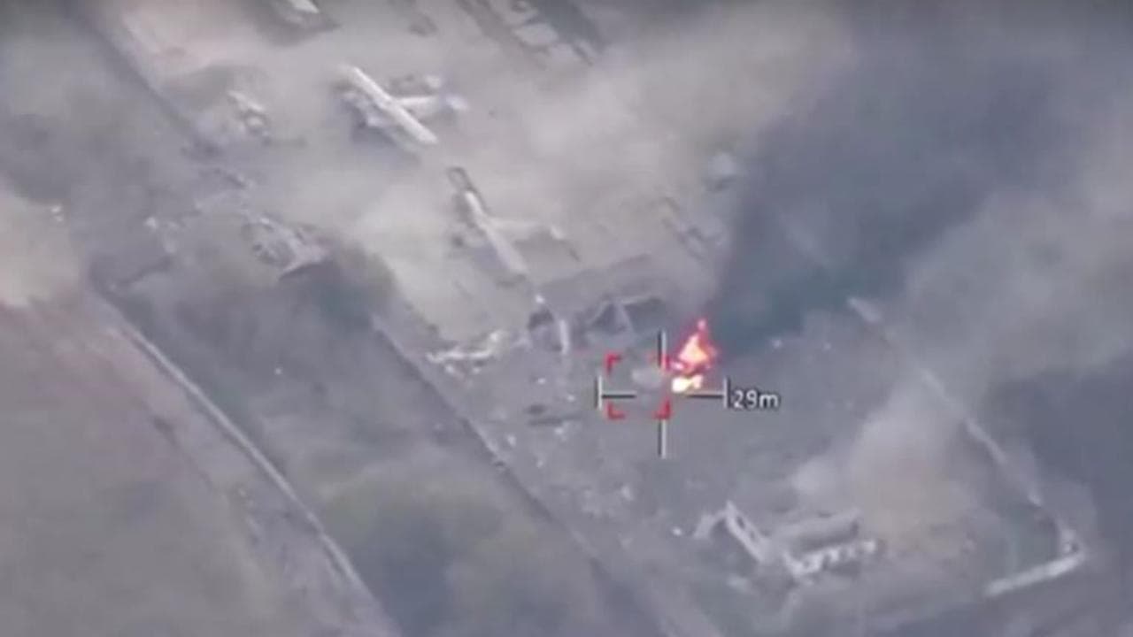 Le forze ucraine distruggono aerei russi: l'azione filmata da un drone mostra i velivoli mentre esplodono