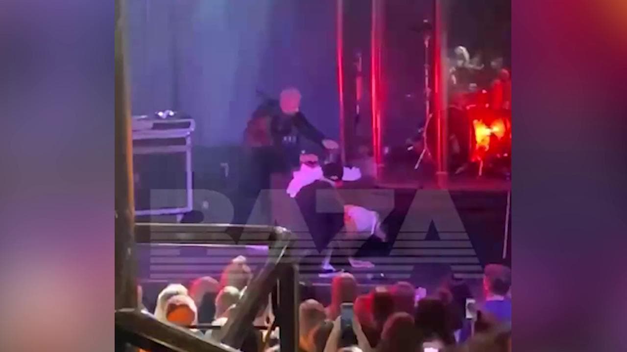 Russia, viene chiamato per andare in guerra: il giovane cantante Xolidayboy sviene sul palco