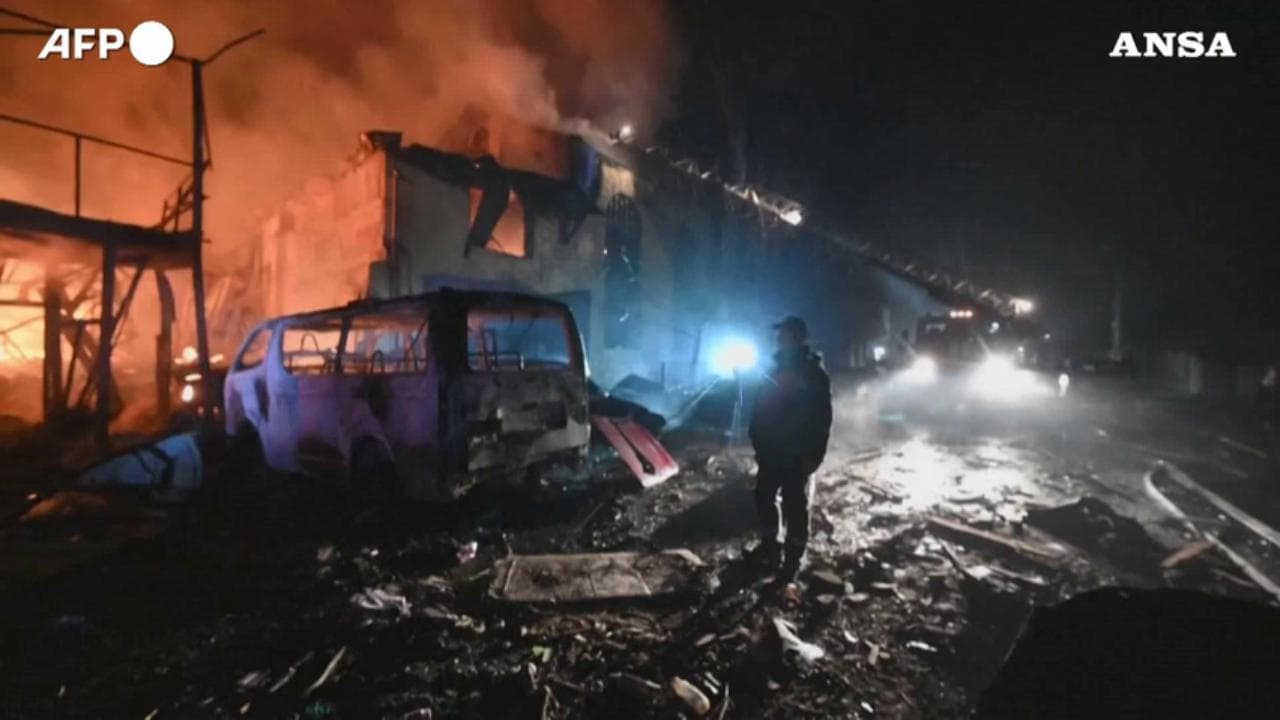 Ucraina, raid notturno di droni russi su Kharkiv: i vigili del fuoco sul luogo dell'incendio