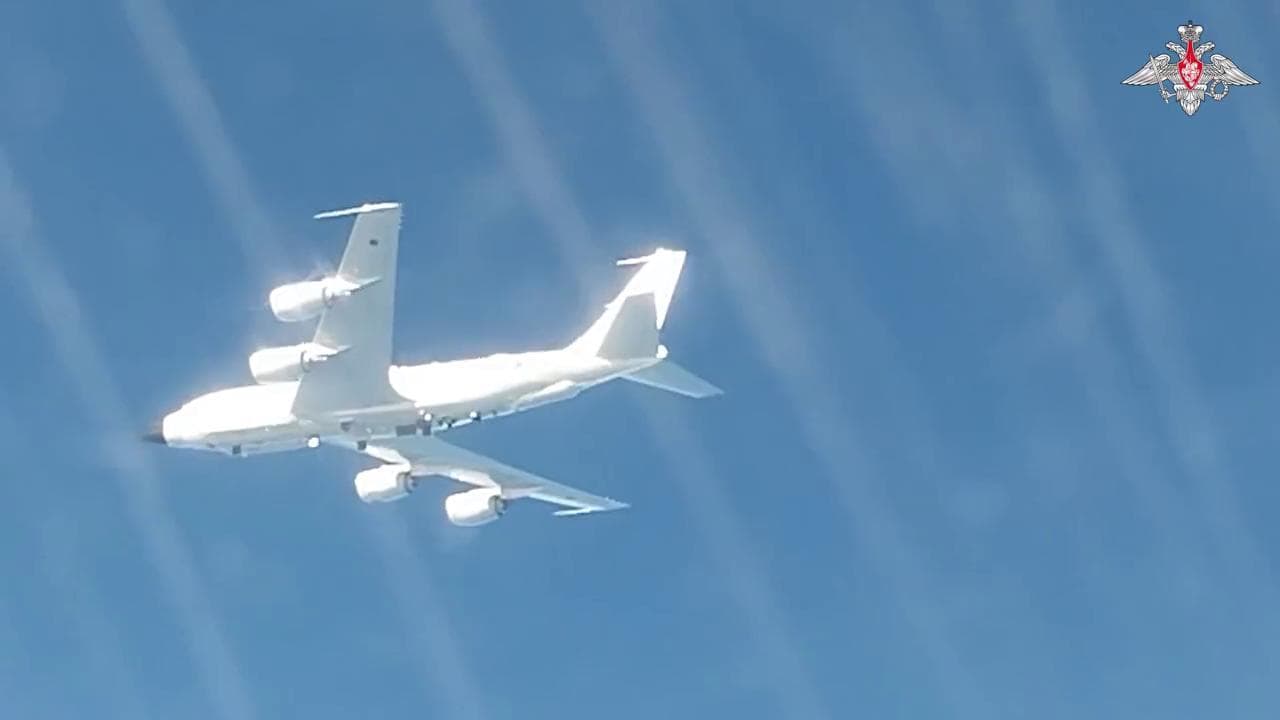 I caccia russi sfidano l'aereo spia inglese e la sua scorta