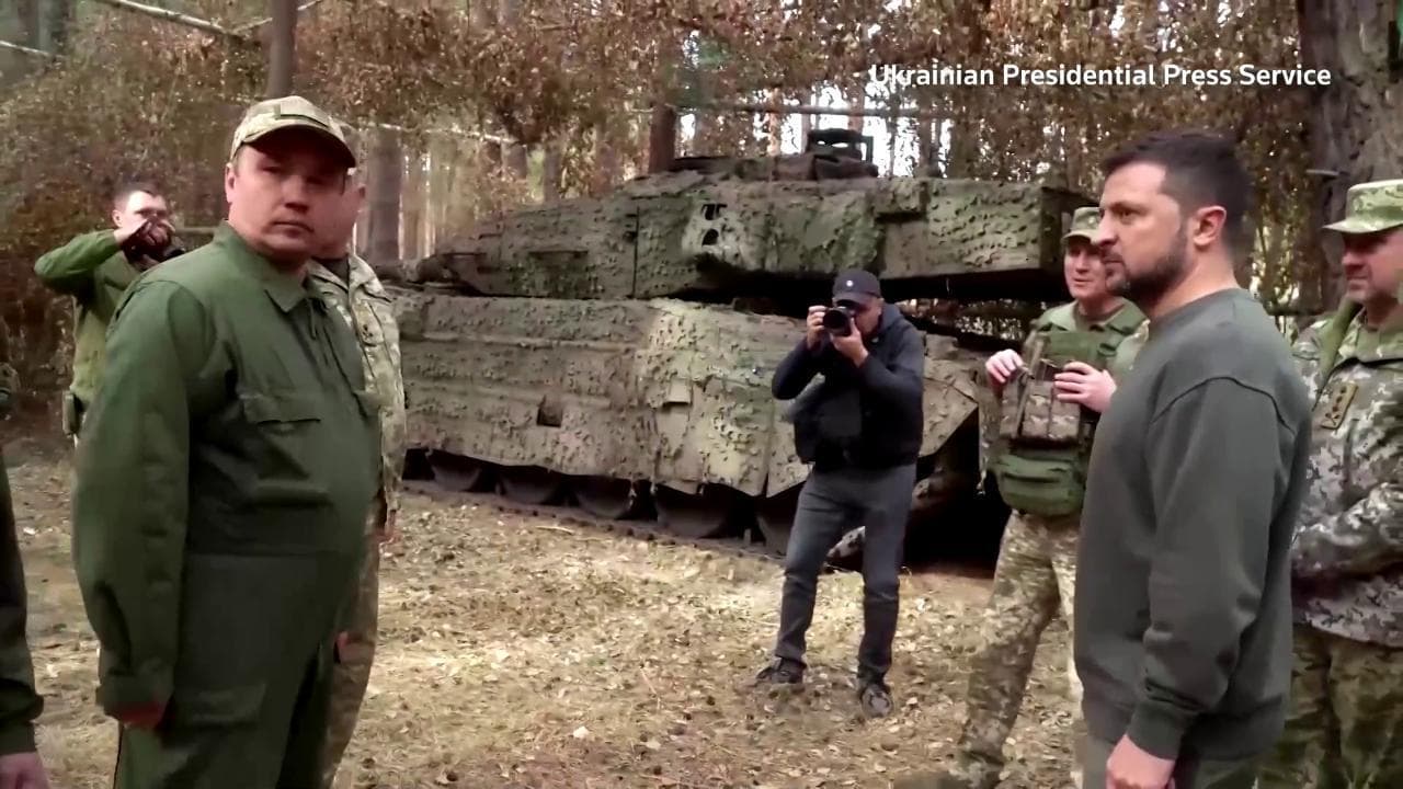 Ucraina, Zelensky al fronte: l'ispezione di due Leopard e un CV-90