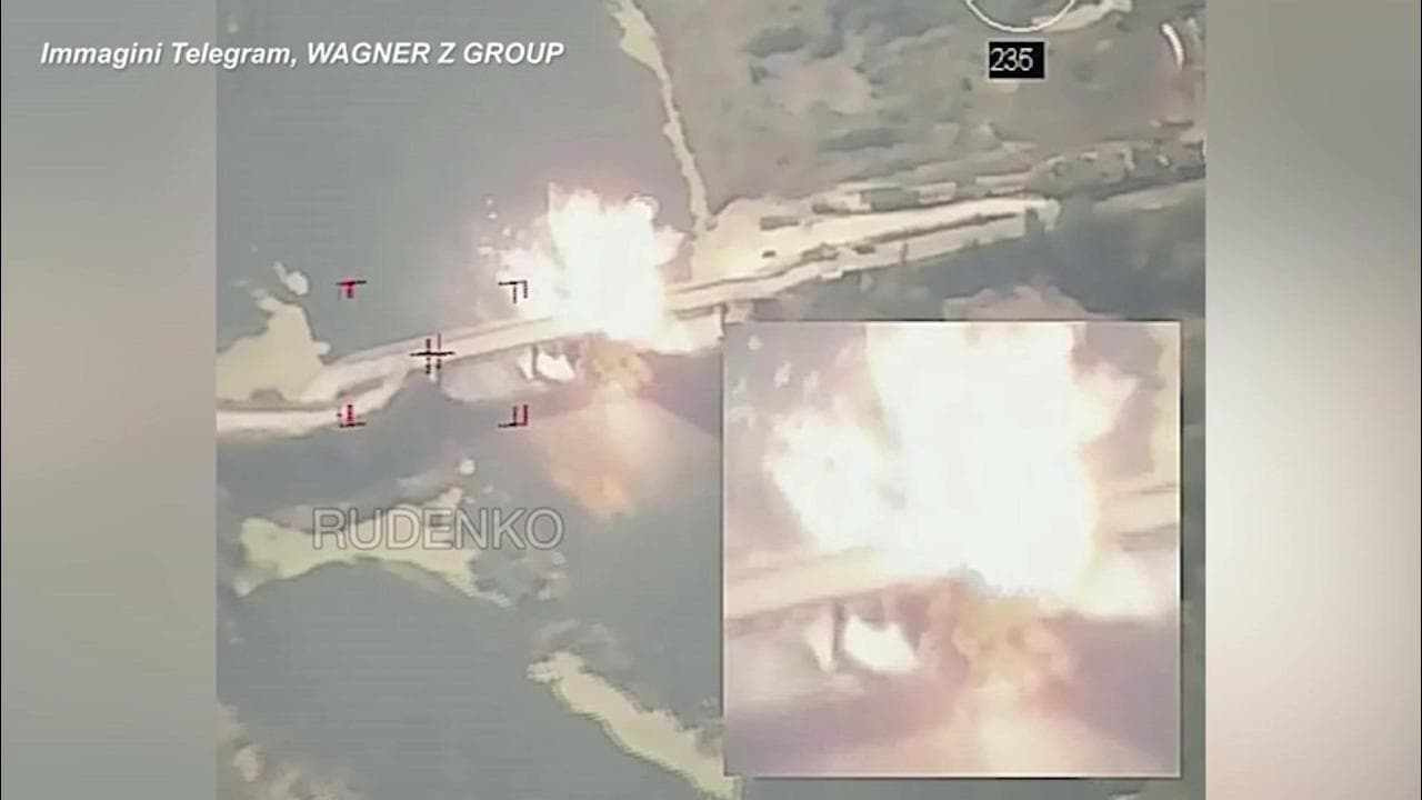 I miliziani della Wagner rivendicano con un video la distruzione di un ponte nel'area di Lugansk