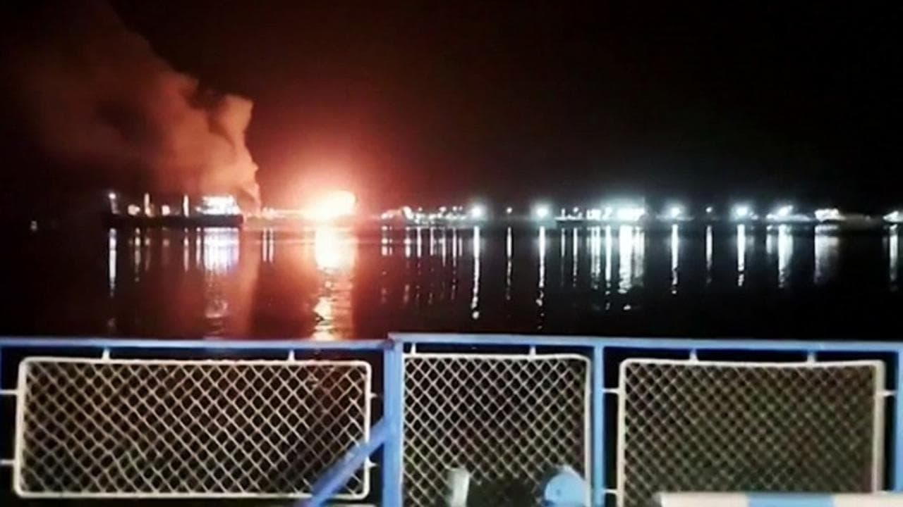 Ucraina, attacco di droni russi vicino al confine con la Romania: l'esplosione ripresa da una chiatta