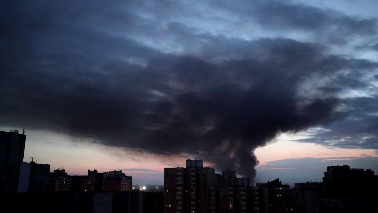 Attacco russo a Kiev, colpiti edifici e strutture civili.