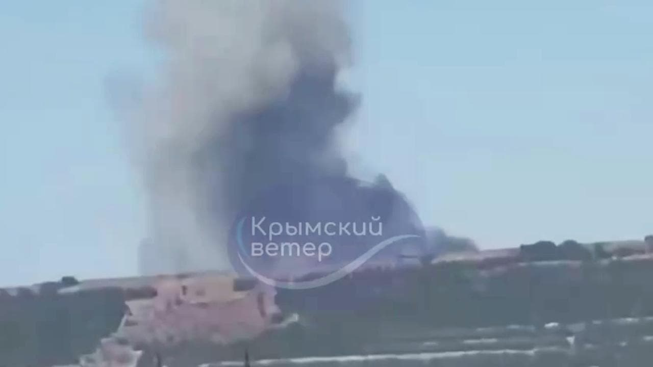 Crimea, l’Ucraina attacca il ponte, i russi chiudono gli accessi. Fumo anche vicino alla base militare russa