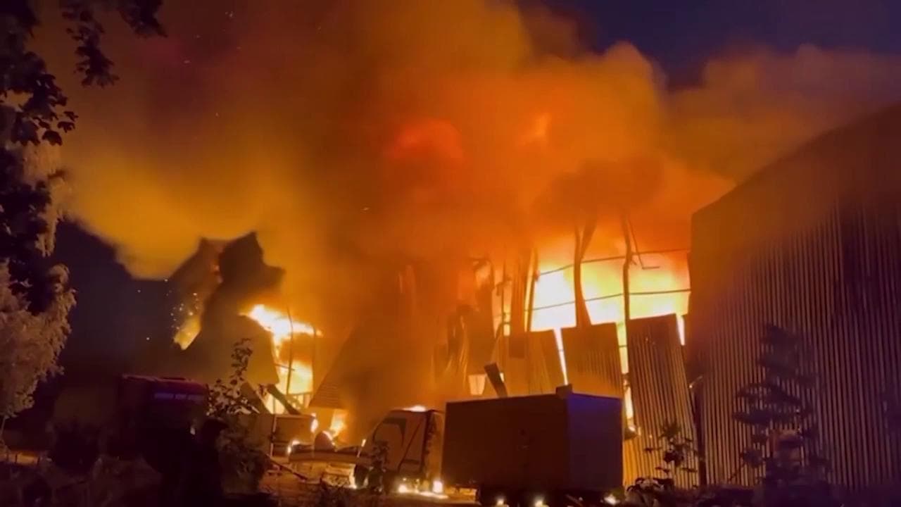 Droni russi su Leopoli, in fiamme 300 tonnellate di forniture umanitarie: le immagini