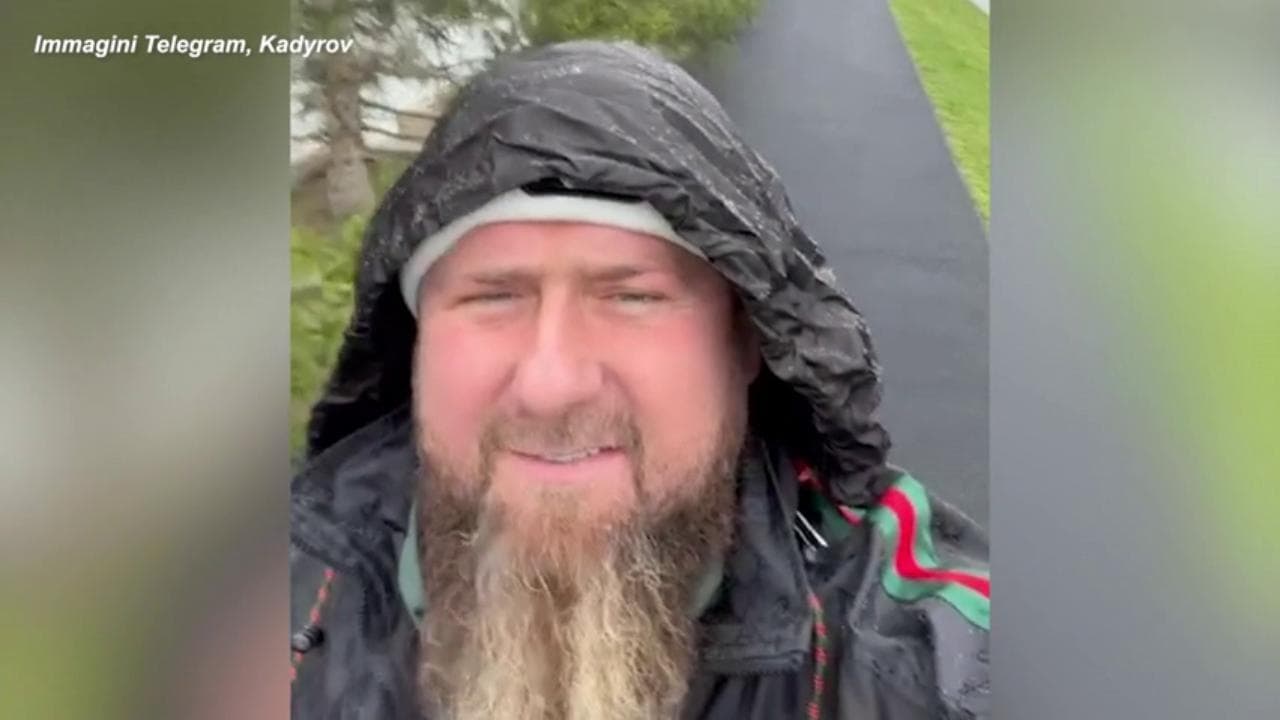 Il leader ceceno Kadyrov riappare in video per smentire le voci che lo descrivono in coma