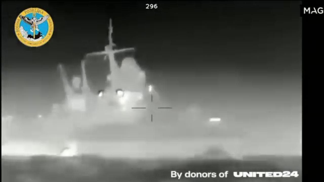 La nave russa spara con tutte le armi contro i barchini-drone