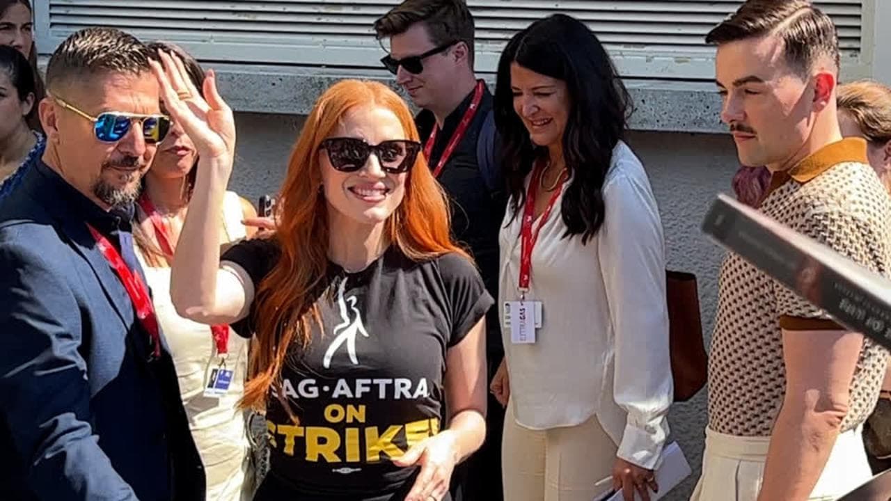 Jessica Chastain sbarca a Venezia con una maglietta a sostegno dello sciopero Sag-Aftra