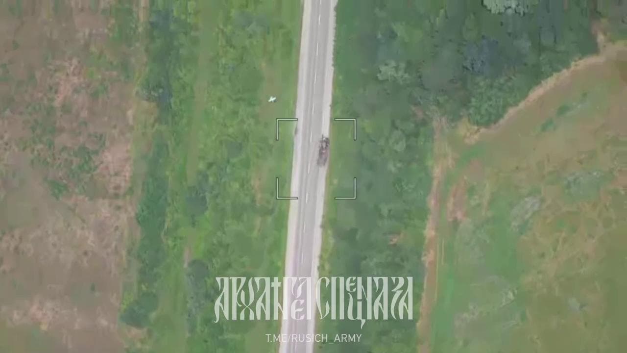 La fuga disperata del semovente inseguito dai droni
