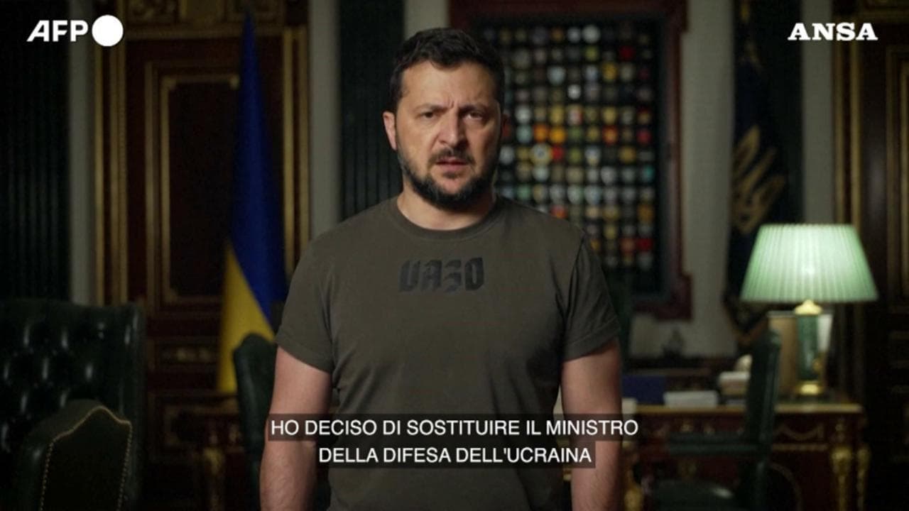 Zelensky annuncia la sostituzione del ministro della difesa: "C'è bisogno di un altro tipo di interazione con la società"