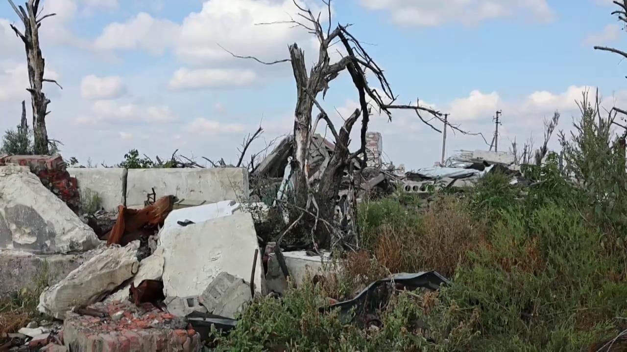 Ucraina, la vita nel villaggi sulla linea del fronte: tra palazzi divelti e ordigni inesplosi