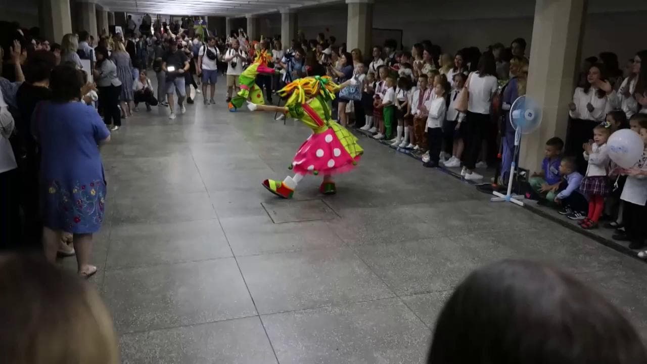 Ucraina, primo giorno di scuola: a Kiev in presenza dopo anni, a Kharkiv ancora lezioni nelle stazioni-rifugio della metropolitana