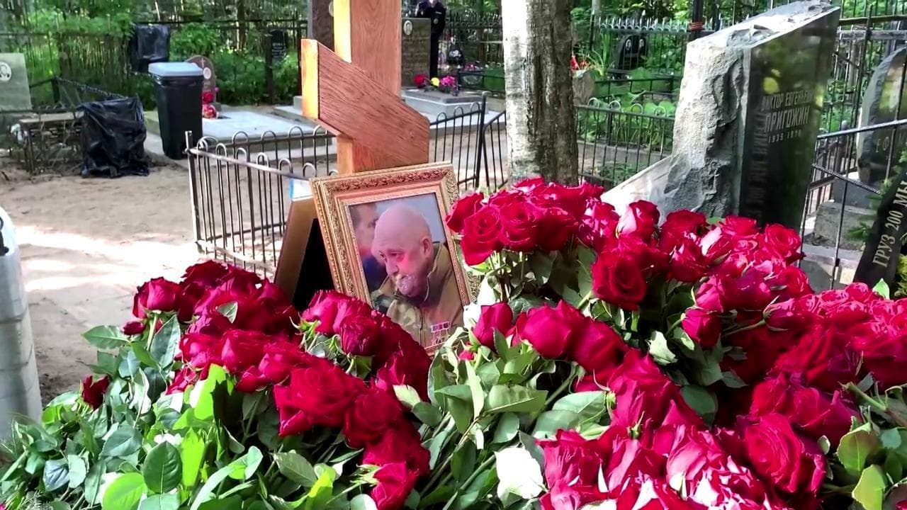 La tomba di Prigozhin aperta al pubblico a San Pietroburgo. Pochi i visitatori