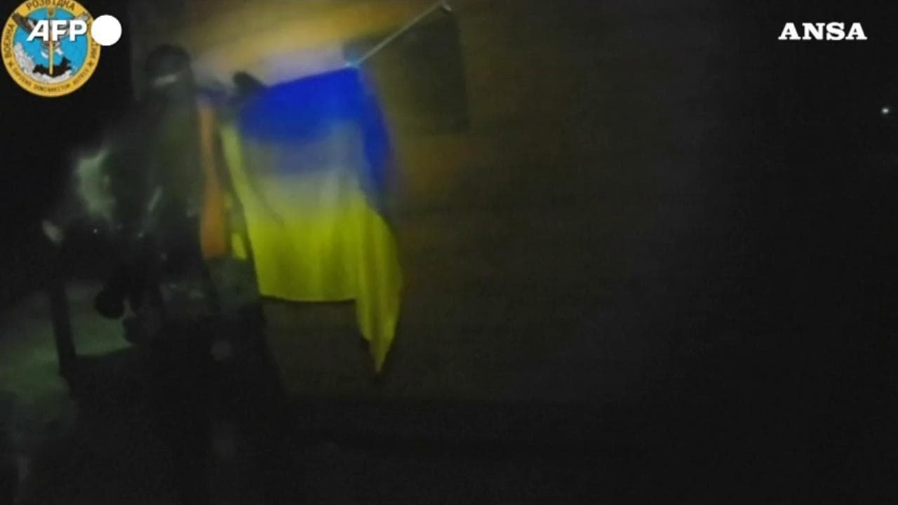 L'annuncio di Kiev: "Piantata una bandiera ucraina sul suolo della Crimea"