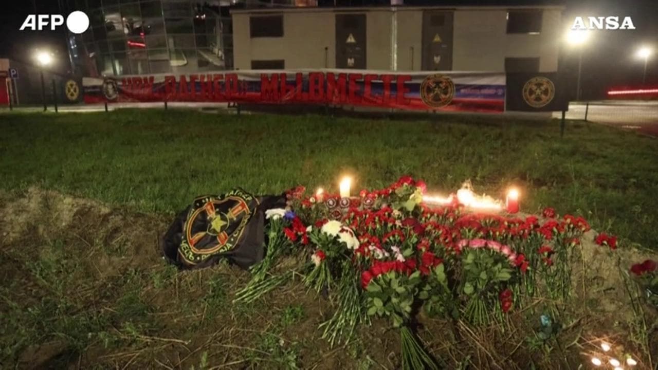 Per Prigozhin fiori, candele e uno striscione fuori dal Centro Wagner a San Pietroburgo
