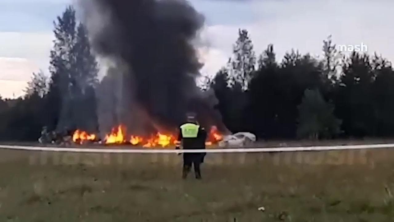 I rottami in fiamme dell'aereo su cui viaggiava Prigozhin