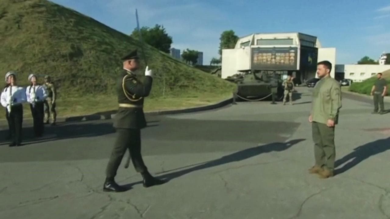 A Kiev è stata issata la bandiera più grande d’Ucraina, con le firme dei soldati al fronte