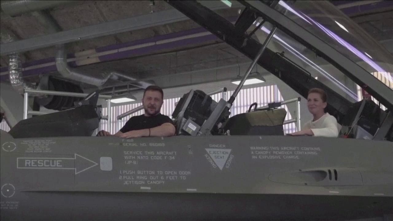 La Danimarca trasferirà 19 F-16 in Ucraina: Zelensky e la prima ministra Frederiksen a bordo del caccia
