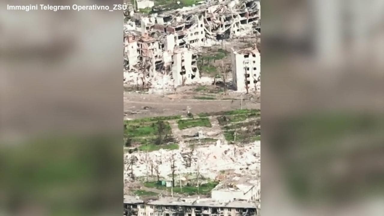 Ucraina, la devastazione a Bakhmut dopo mesi di guerra