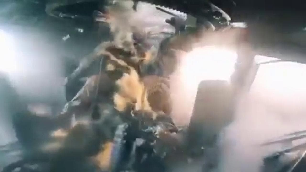Il blindato ucraino viene distrutto ma i fanti continuano a combattere