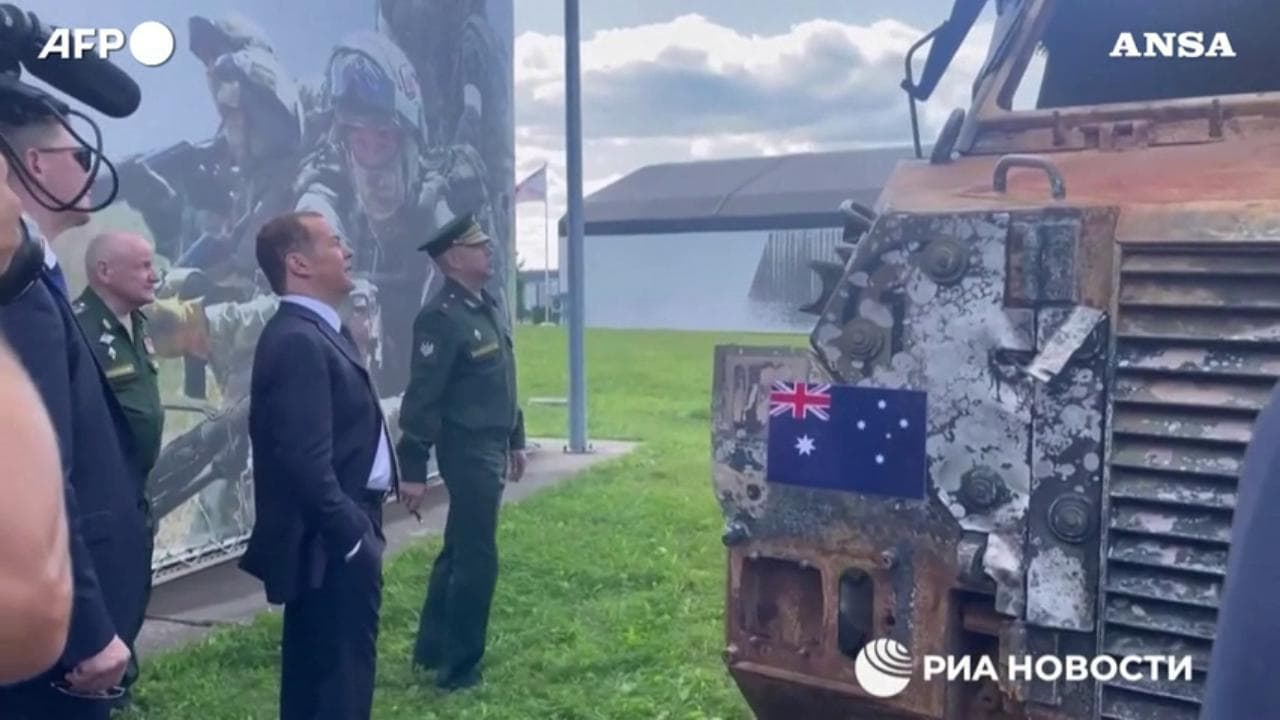 Russia, Medvedev visita l'esposizione delle armi Nato sottratte all'Ucraina