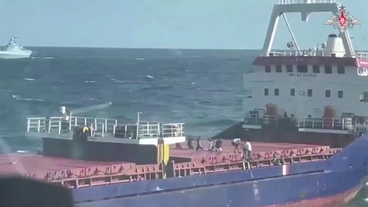 "Fermate i motori, state giù": così i marine russi assaltano un cargo nel mar Nero