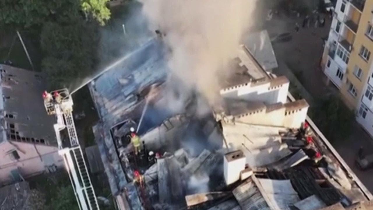 Ucraina, vigili del fuoco spengono le fiamme sul tetto di un palazzo a Leopoli